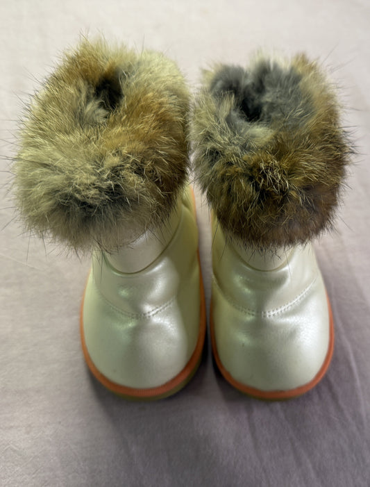 #103 Girls Size 7 Fur trim Boot
