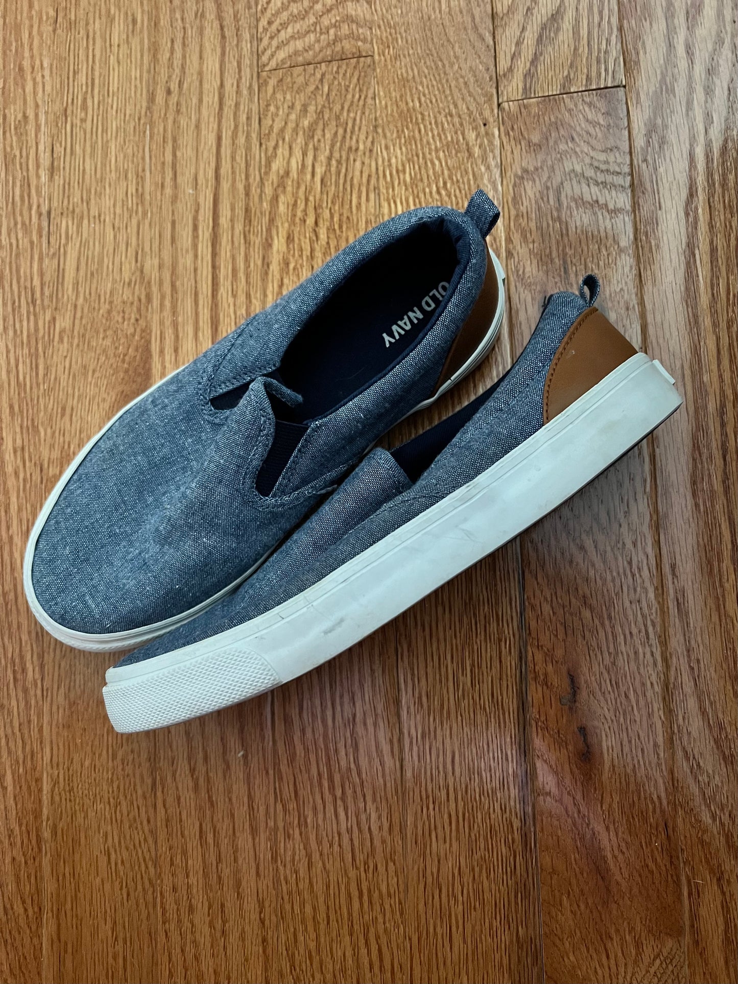 Big boys casual sneaker shoe - old navy- size 5