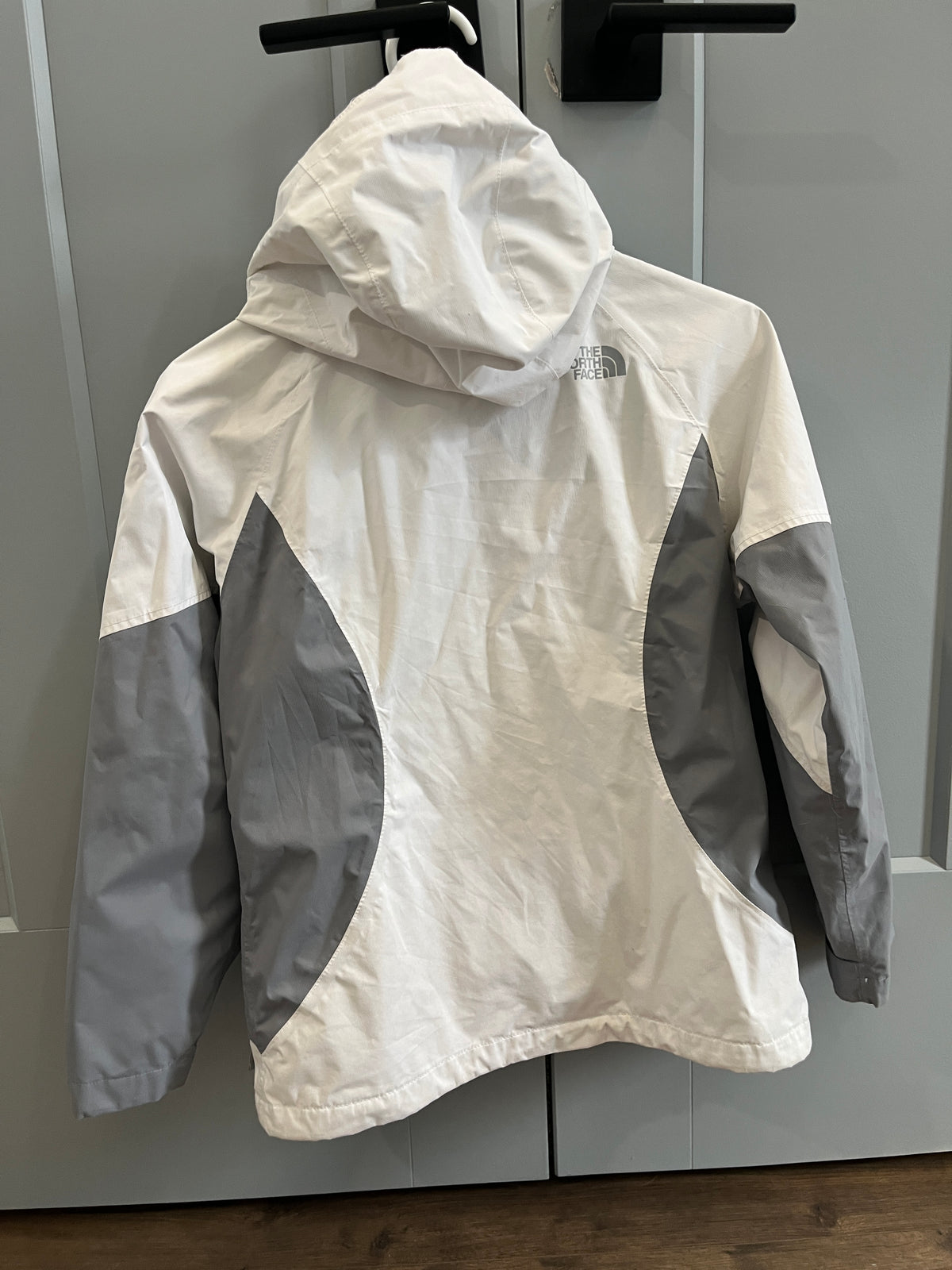 135 Girls YM (10/12) white and Grey North Face shell a little bit of dirt on sleeves (see picture)