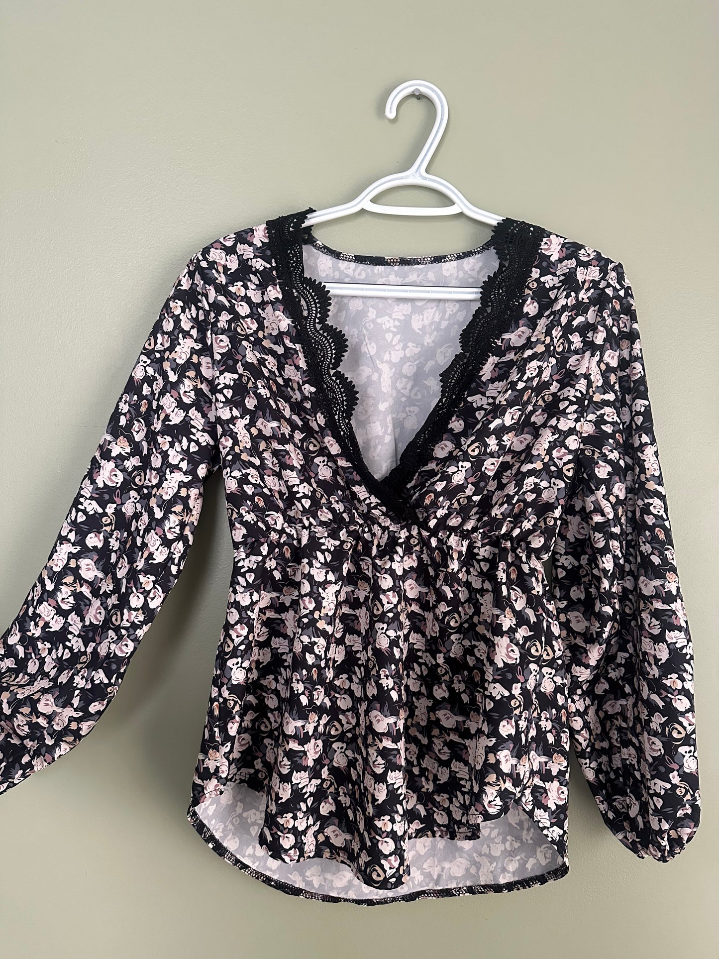 #77 EUC Women’s Floral Blouse, Large