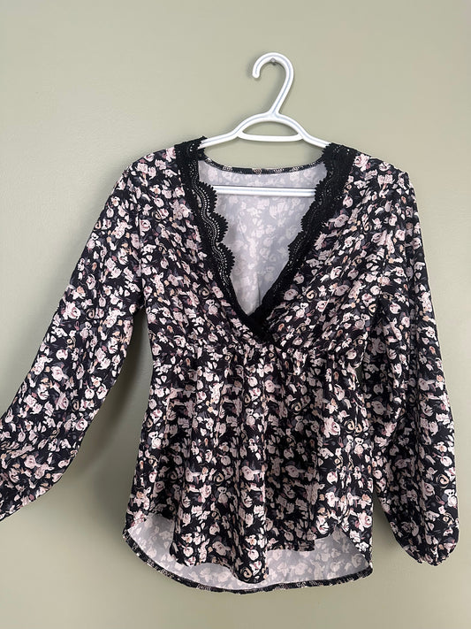 #77 EUC Women’s Floral Blouse, Large