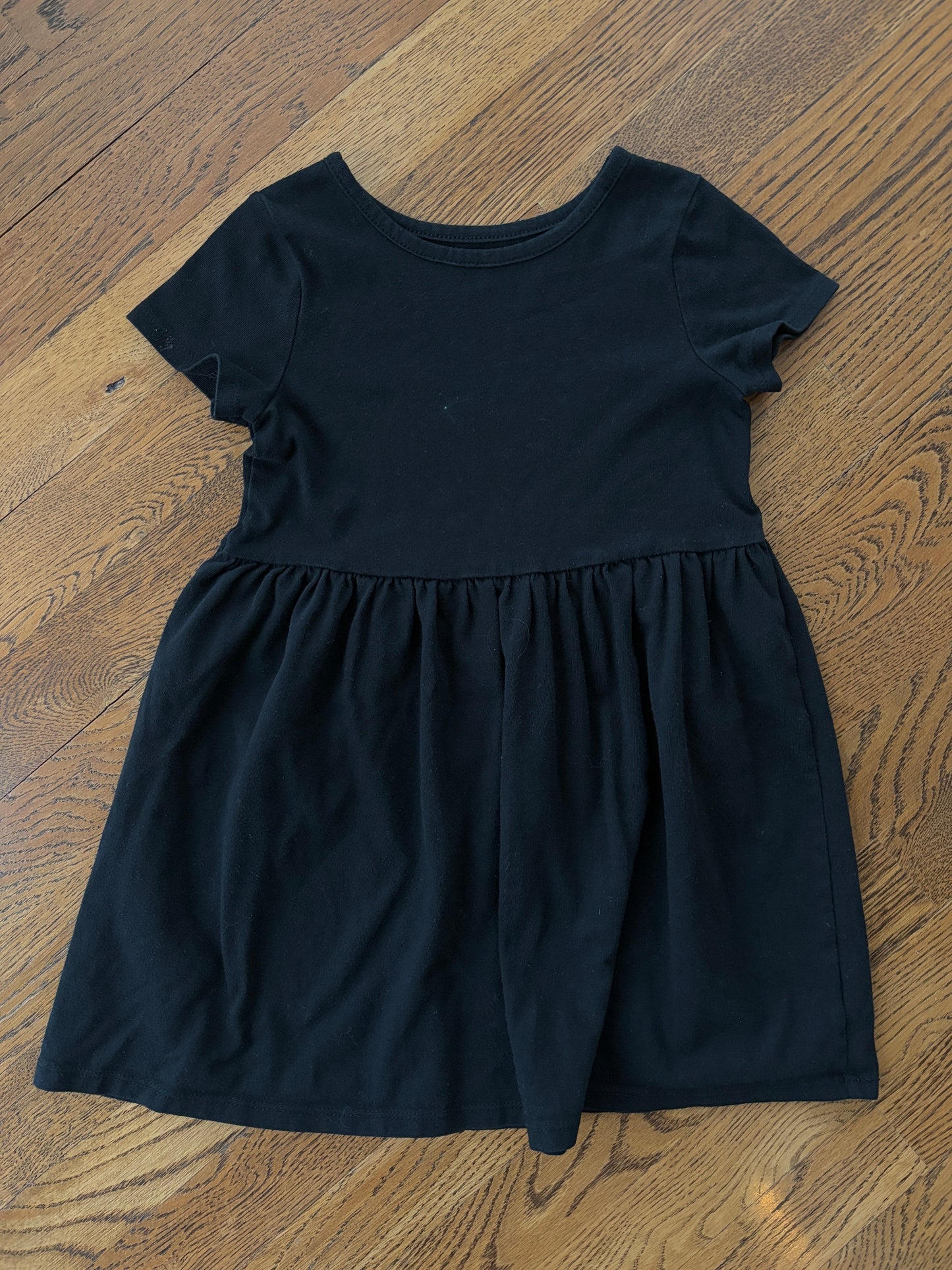 #103 • Girls • 5T • Cat & Jack • Black Short Sleeved T Shirt Dress