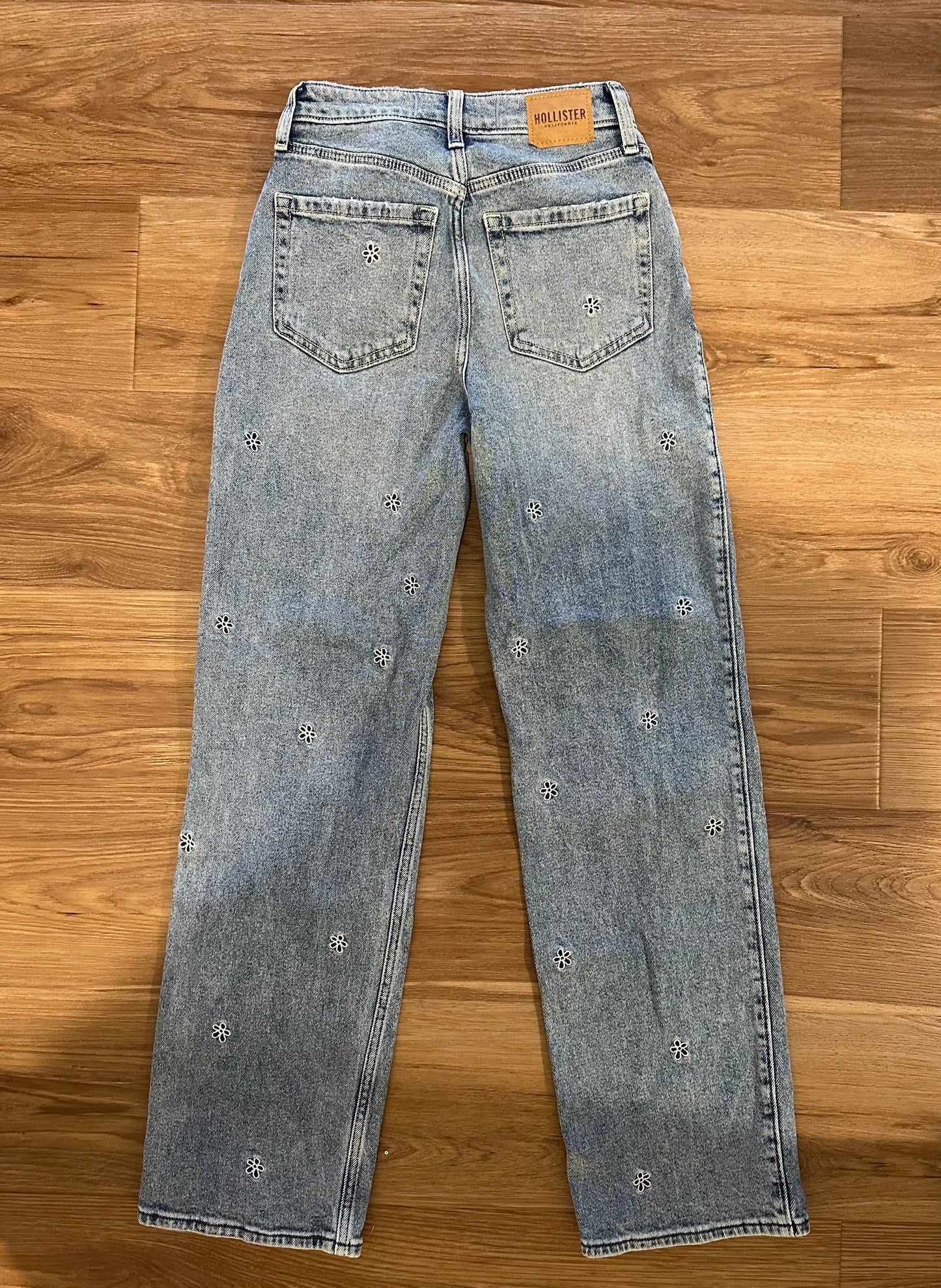 #161 Women’s Size 24 Hollister Straight Jeans (Reduced!)