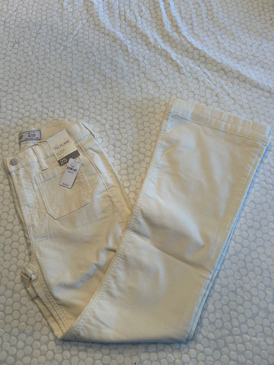 136 NWT Gap flared cream cords size 25