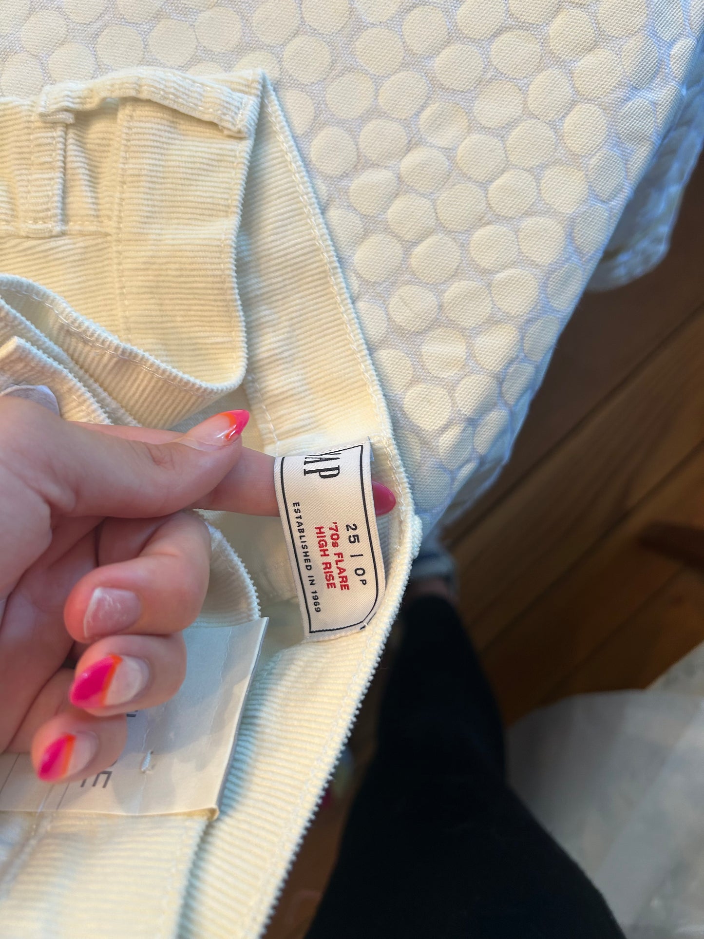 136 NWT Gap flared cream cords size 25