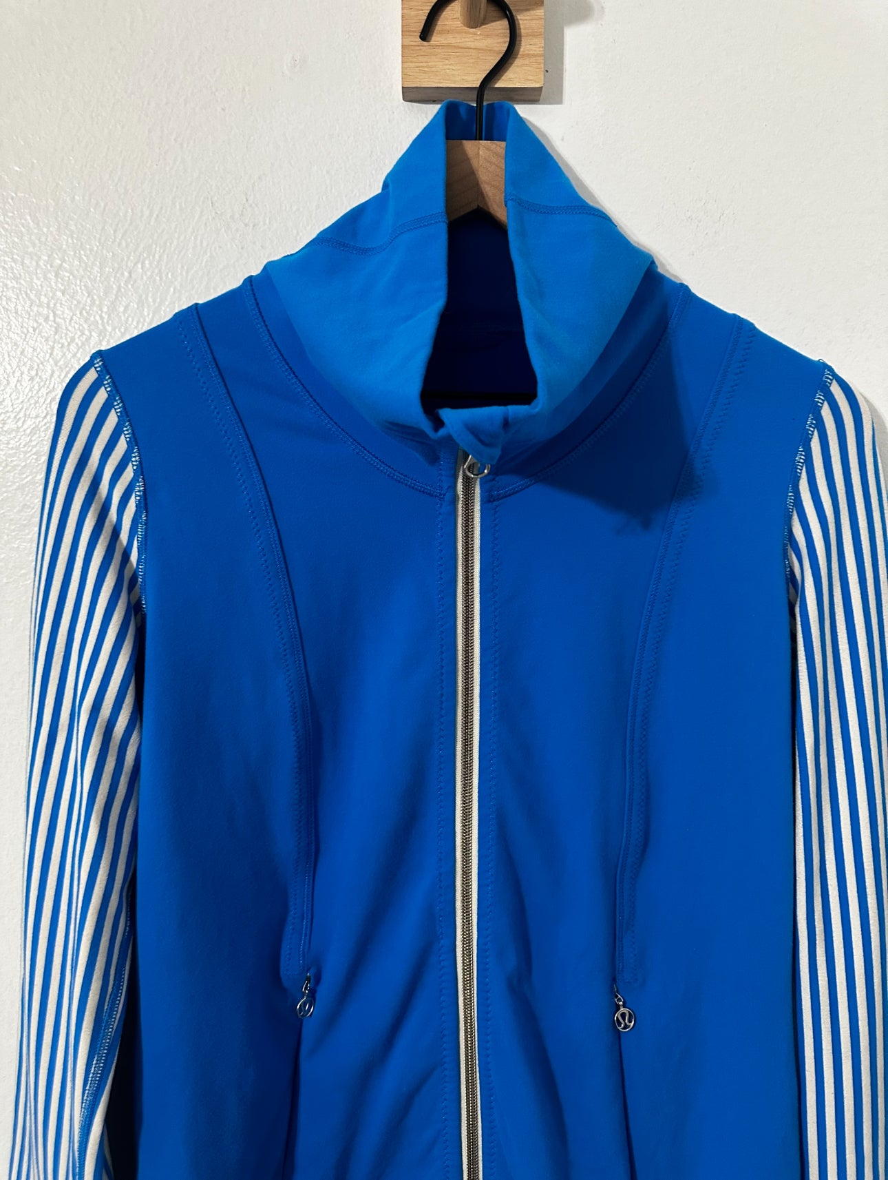 #111 Lululemon Daily Yoga Jacket Women's Size 6 Beaming Blue Striped Activewear