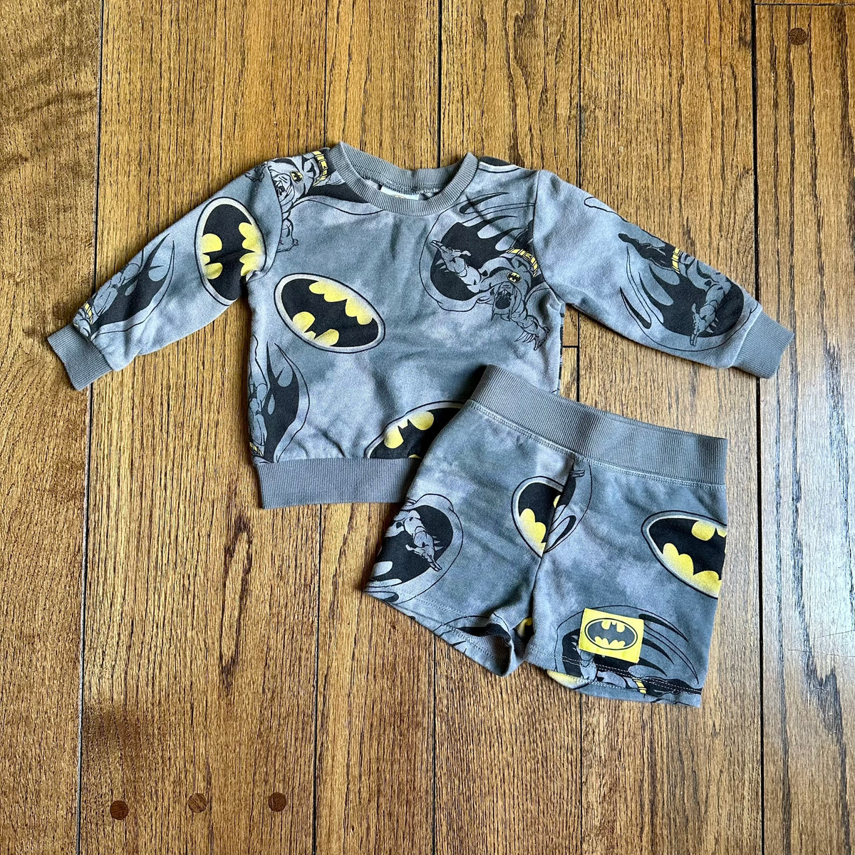 #113	EUC Boys Batman Sweatshirt and Shorts Set, size 12 months