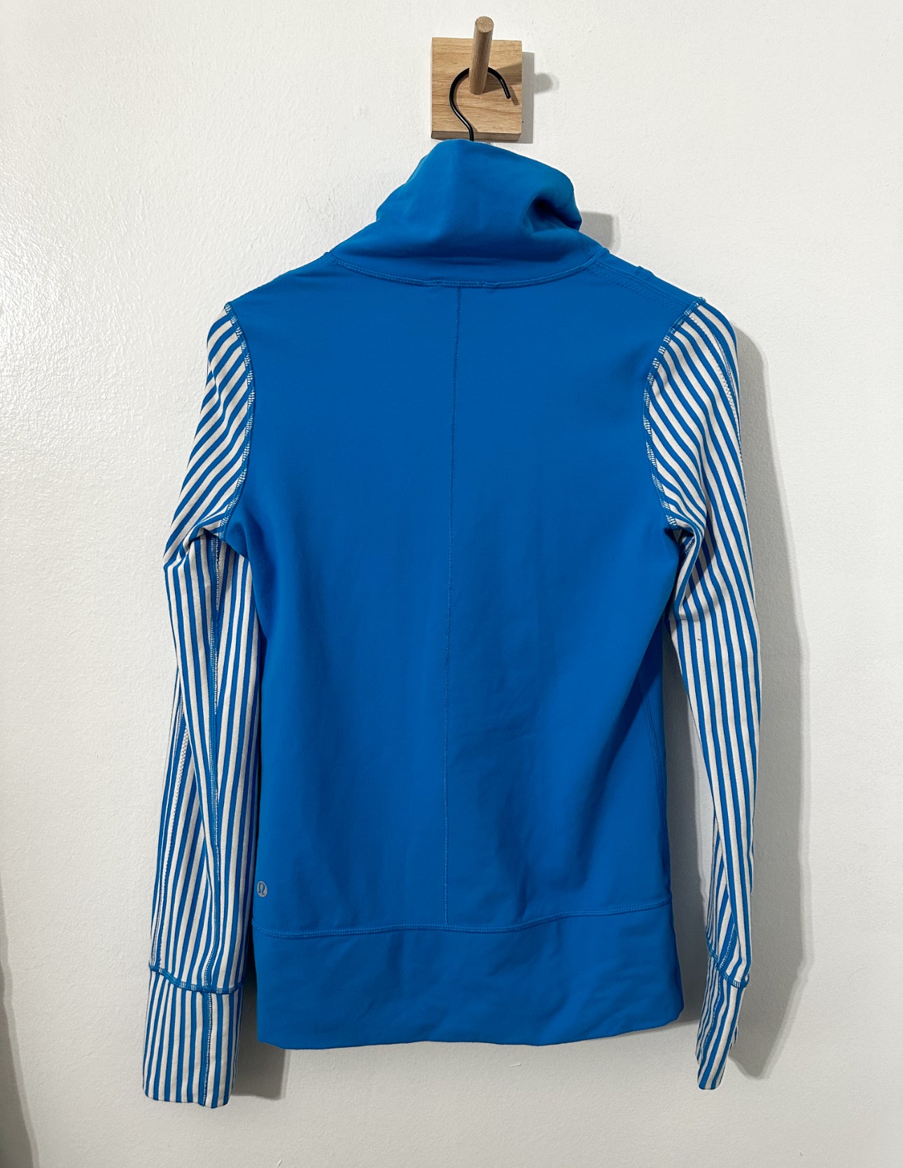 #111 Lululemon Daily Yoga Jacket Women's Size 6 Beaming Blue Striped Activewear