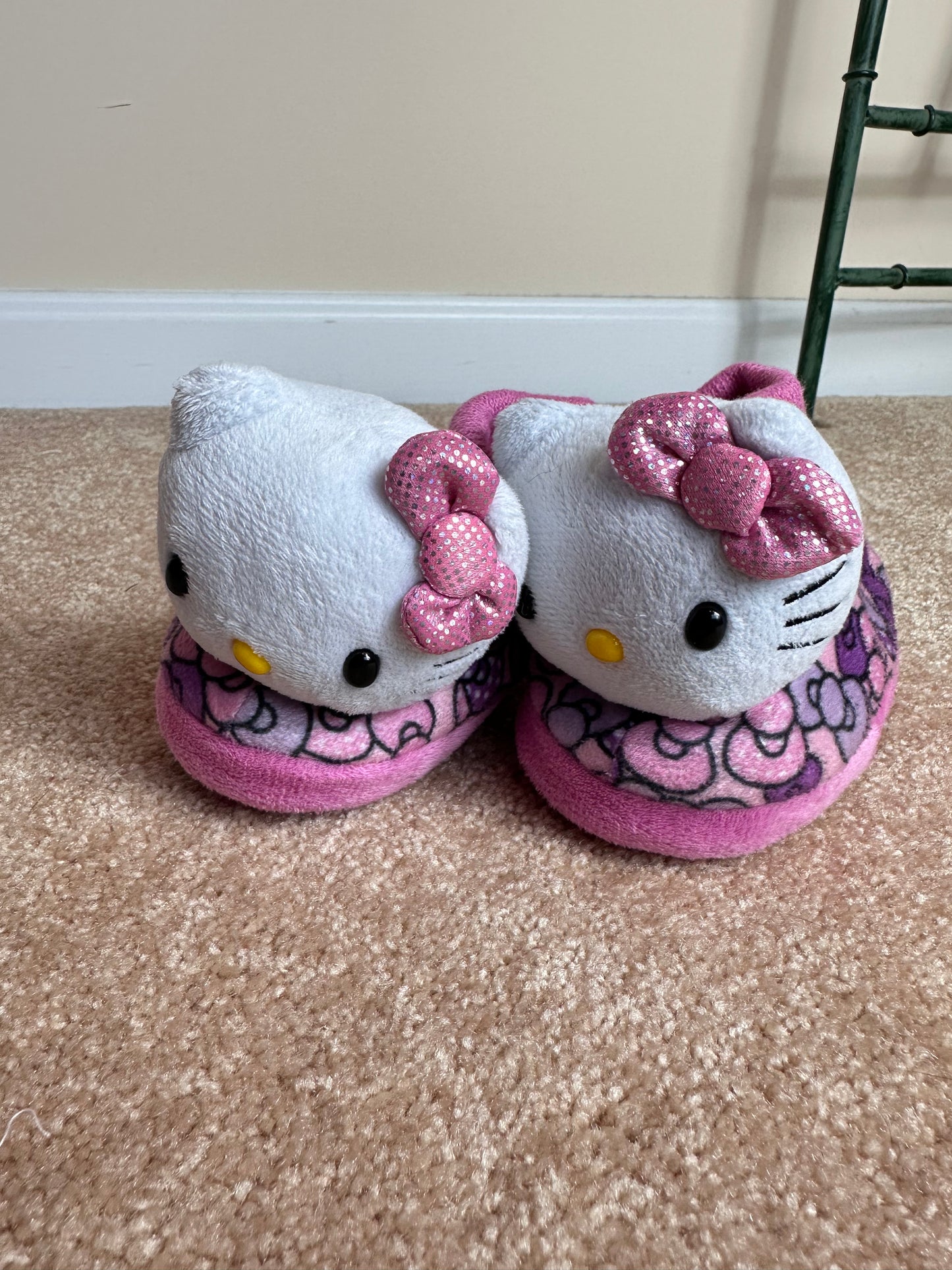 Hello Kitty slippers girls size 5/6