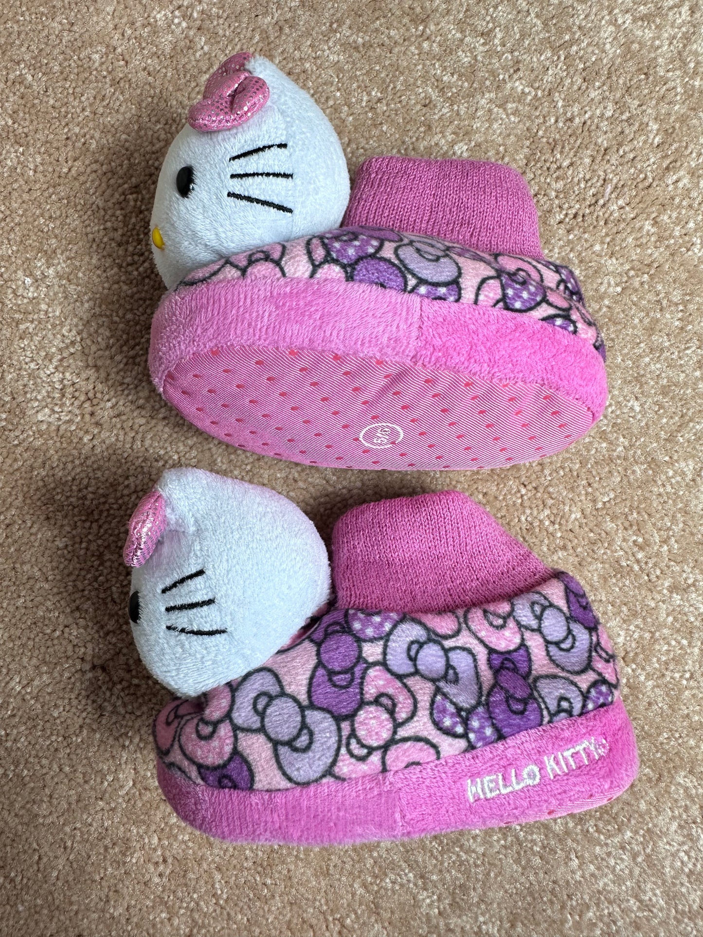 Hello Kitty slippers girls size 5/6