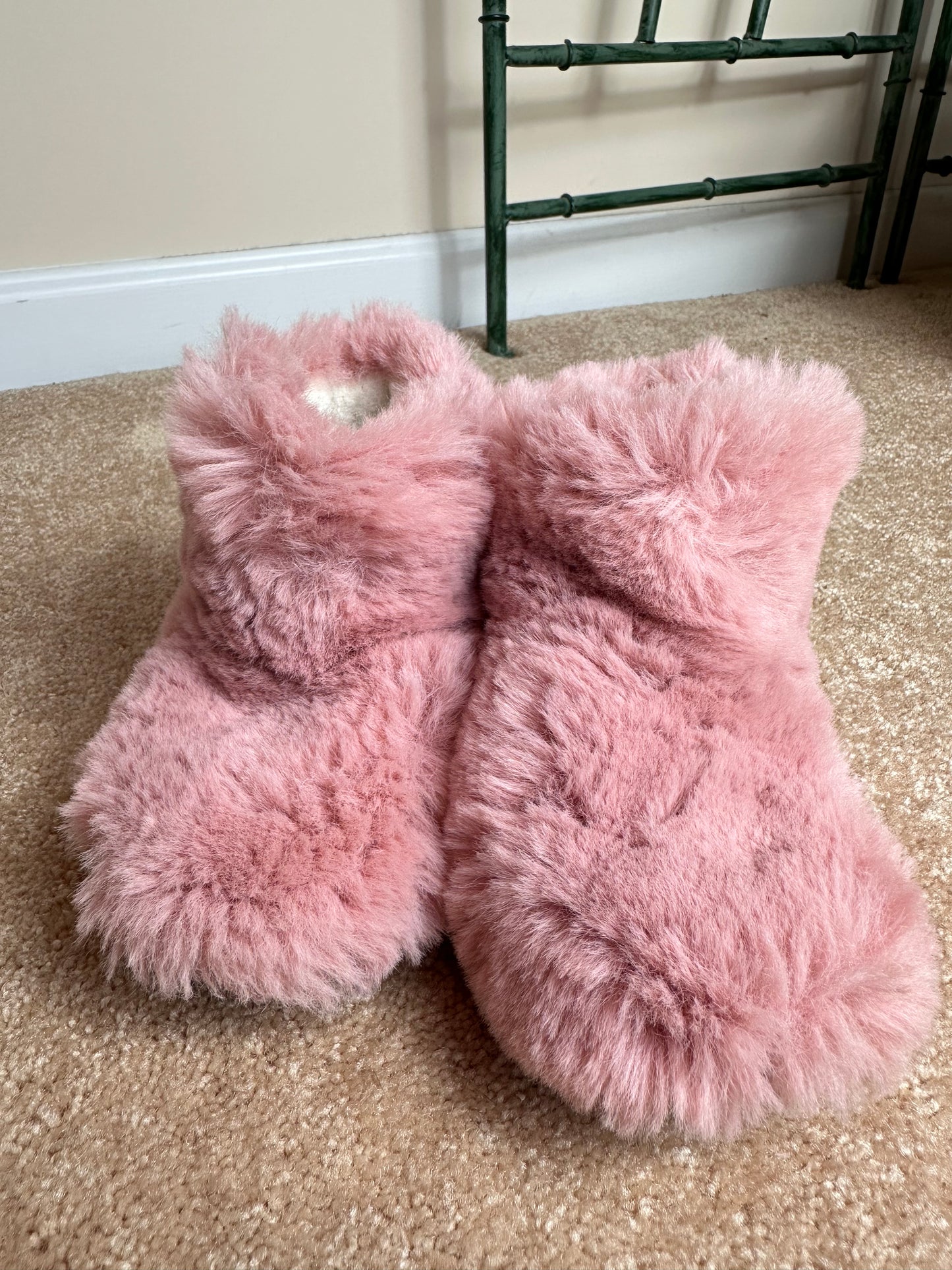 Cat & Jack blush pink furry slippers size s(5/6)