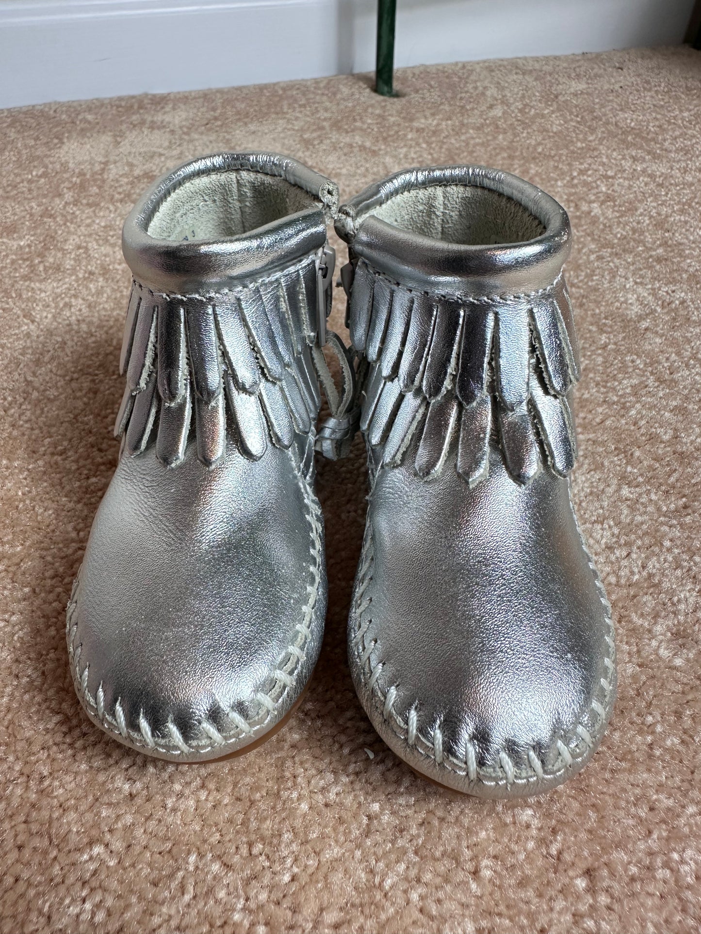 NWOT Minnetonka silver booties girls size 4