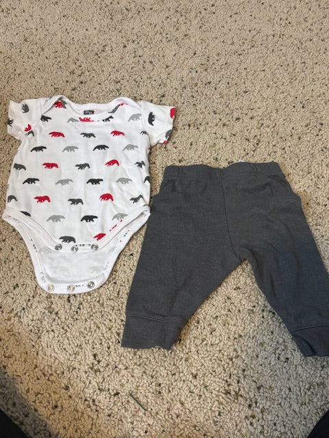 #210 Baby Boys Onesies & Pants Size 0-3 months, bundle of: 4 outfits, 2 long sleeve onesies, 4 pants
