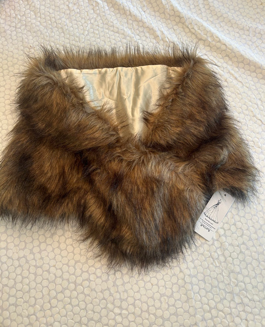136 NWT Women faux fur wrap