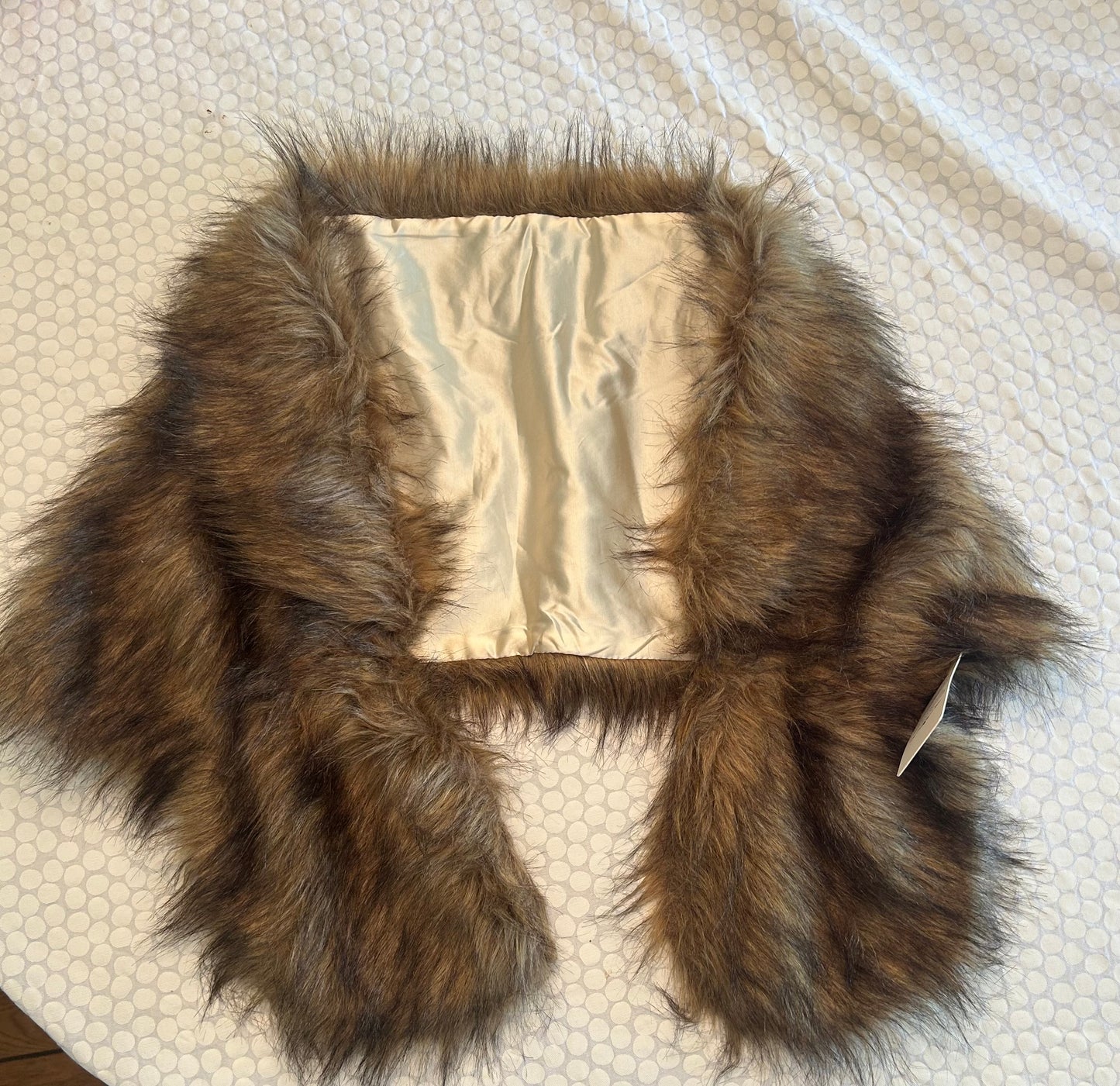 136 NWT Women faux fur wrap