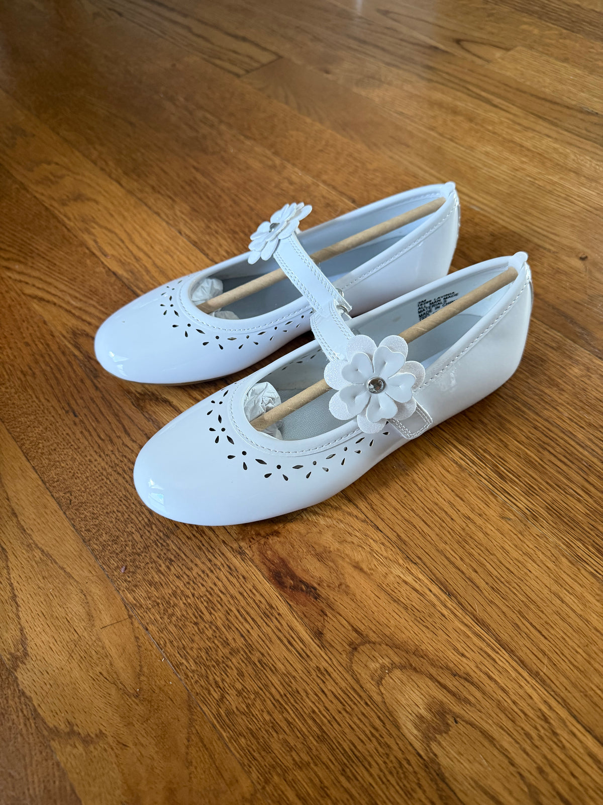 #181 New in Box Girls Velcro Dress Shoes, Size 3