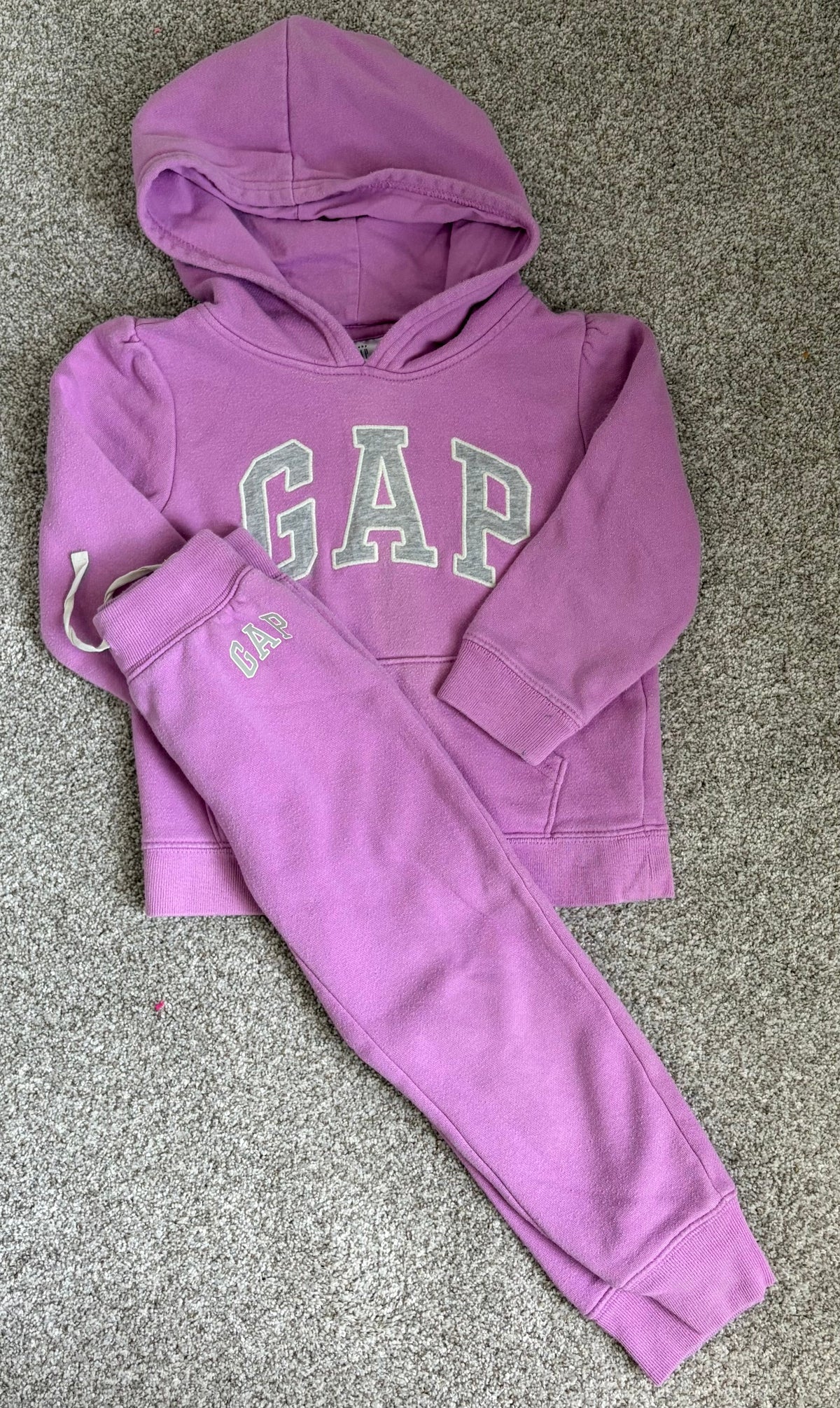Seller #178 Size 4T Gap sweatshirt/sweatpant set
