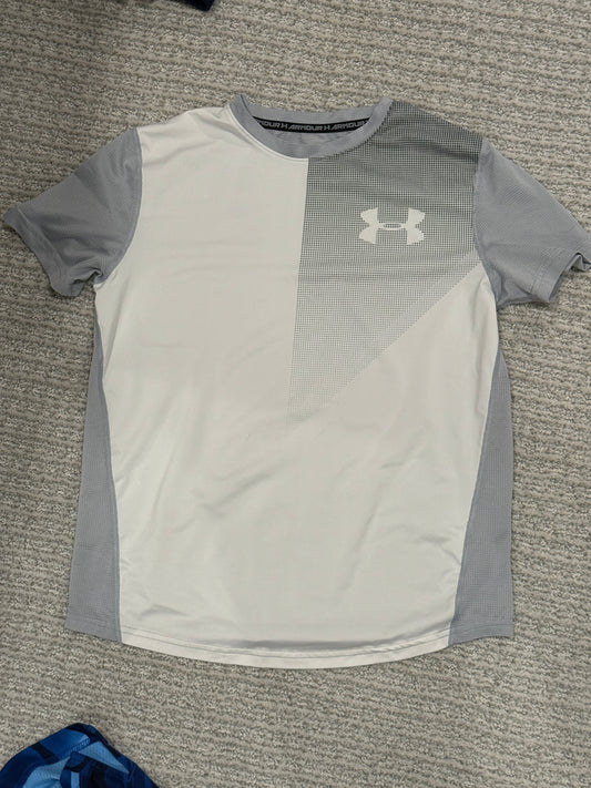 #120 Under Armor Performance boys shirt Size Medium EUC