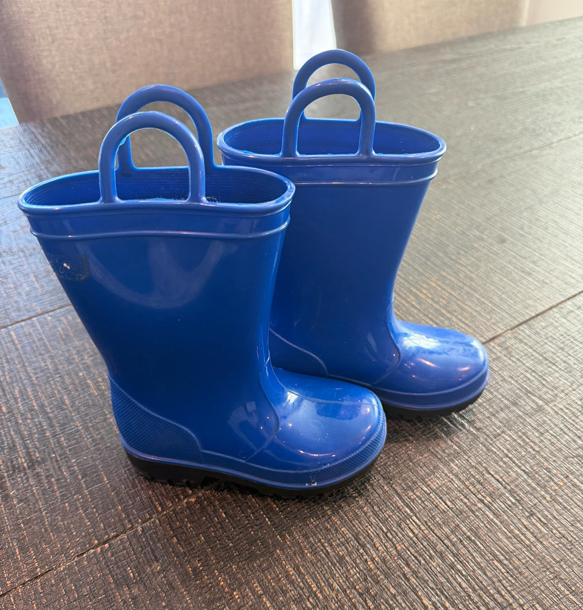 #66 Boys Size 7 Blue Rainbows