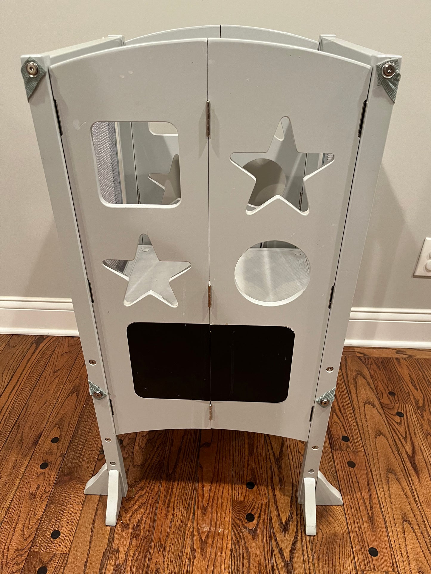 #173 Guidecraft Kitchen helper toddler tower step stool with chalkboard *See description