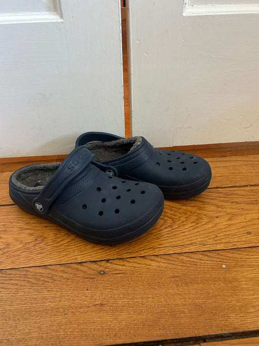 136 EUC Fleece crocs size 3