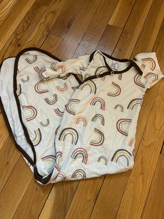 Seller 128 - Copper Pearl Neutral Rainbow Snap/Tie Gown Newborn