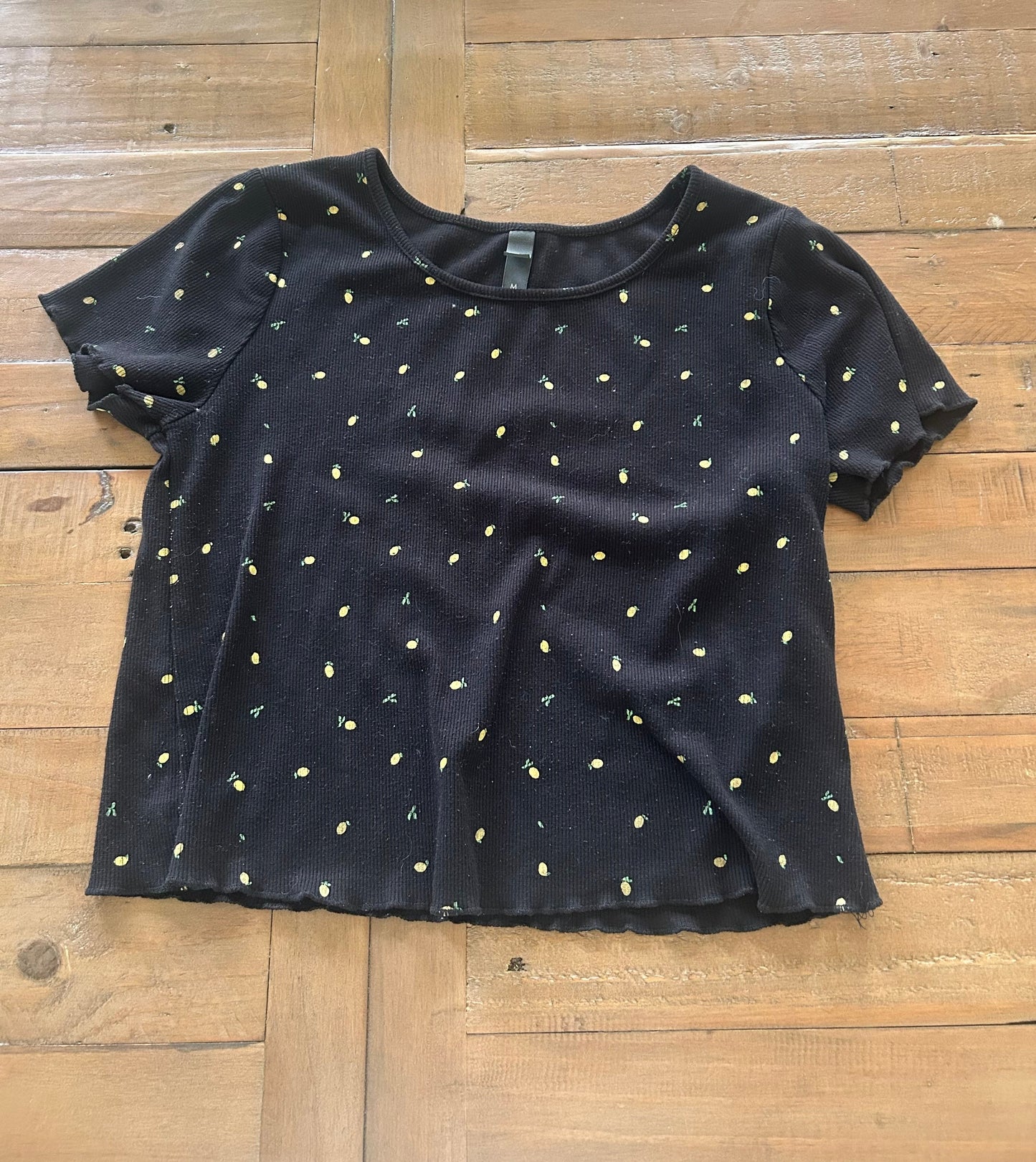 137 women's/ juniors black t-shirt with lemons, orange wild fable crop top, off white T-shirt Size Medium form target EUC (multiple pictures)