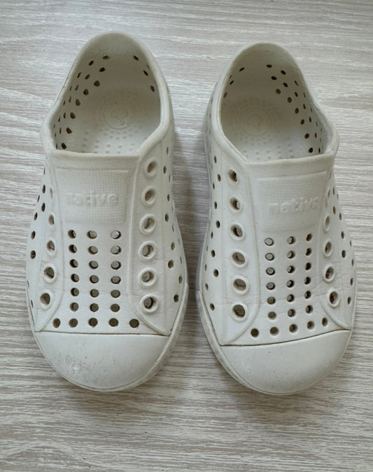 #207 White Natives toddler size 6c
