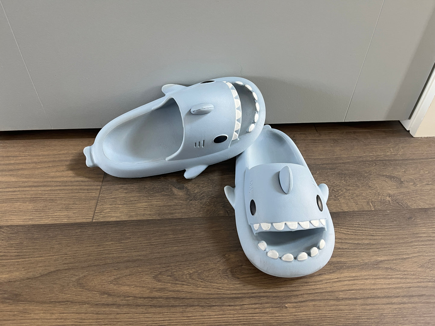 137 Boys big kids size 4 blue shark slides, EUC