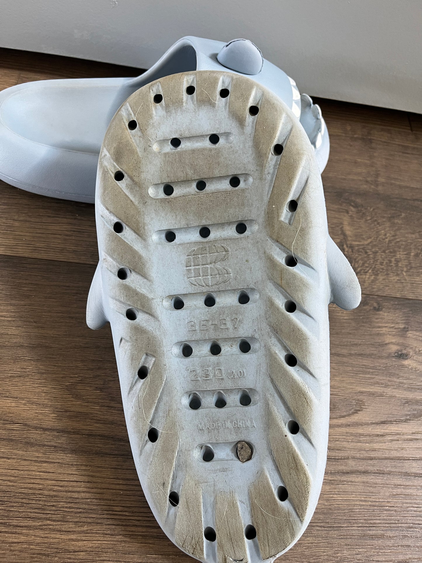 137 Boys big kids size 4 blue shark slides, EUC