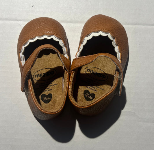 #98 Girls Size 4 Brown and White Shoes