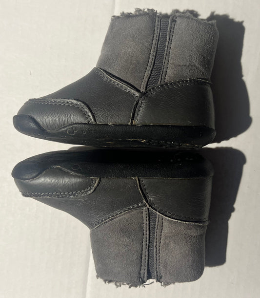 #98 Girls Carters 3.5 Boots