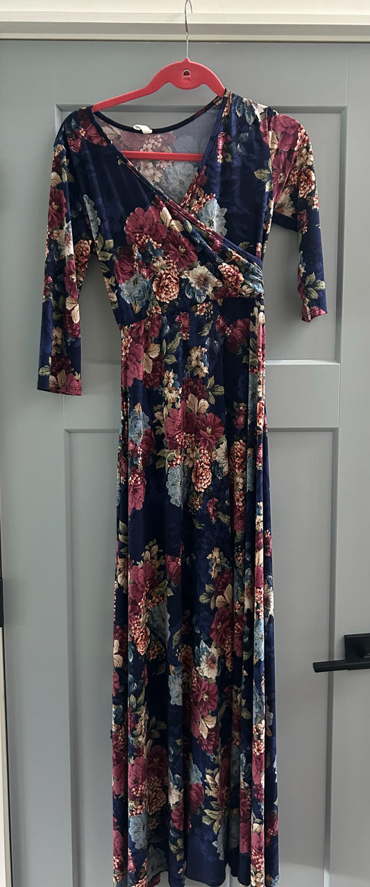 136 EUC maternity maxi dress size small