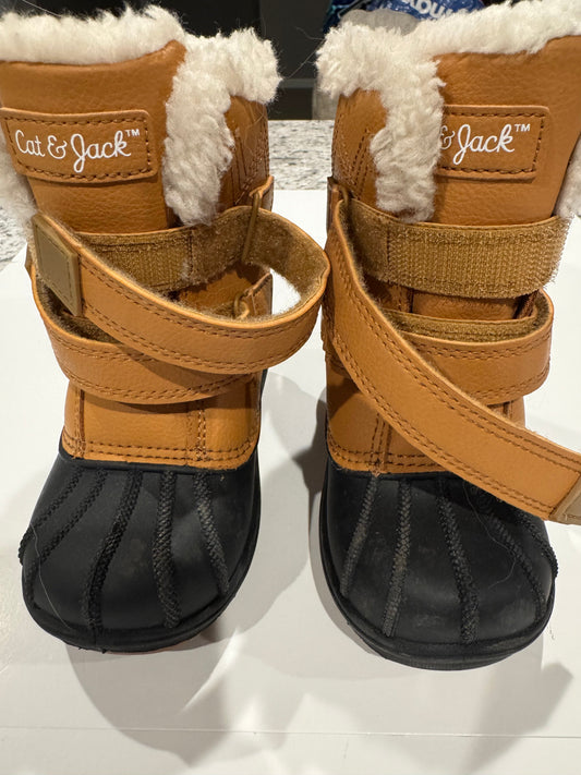 #107 Cat & Jack Snowboots 8C