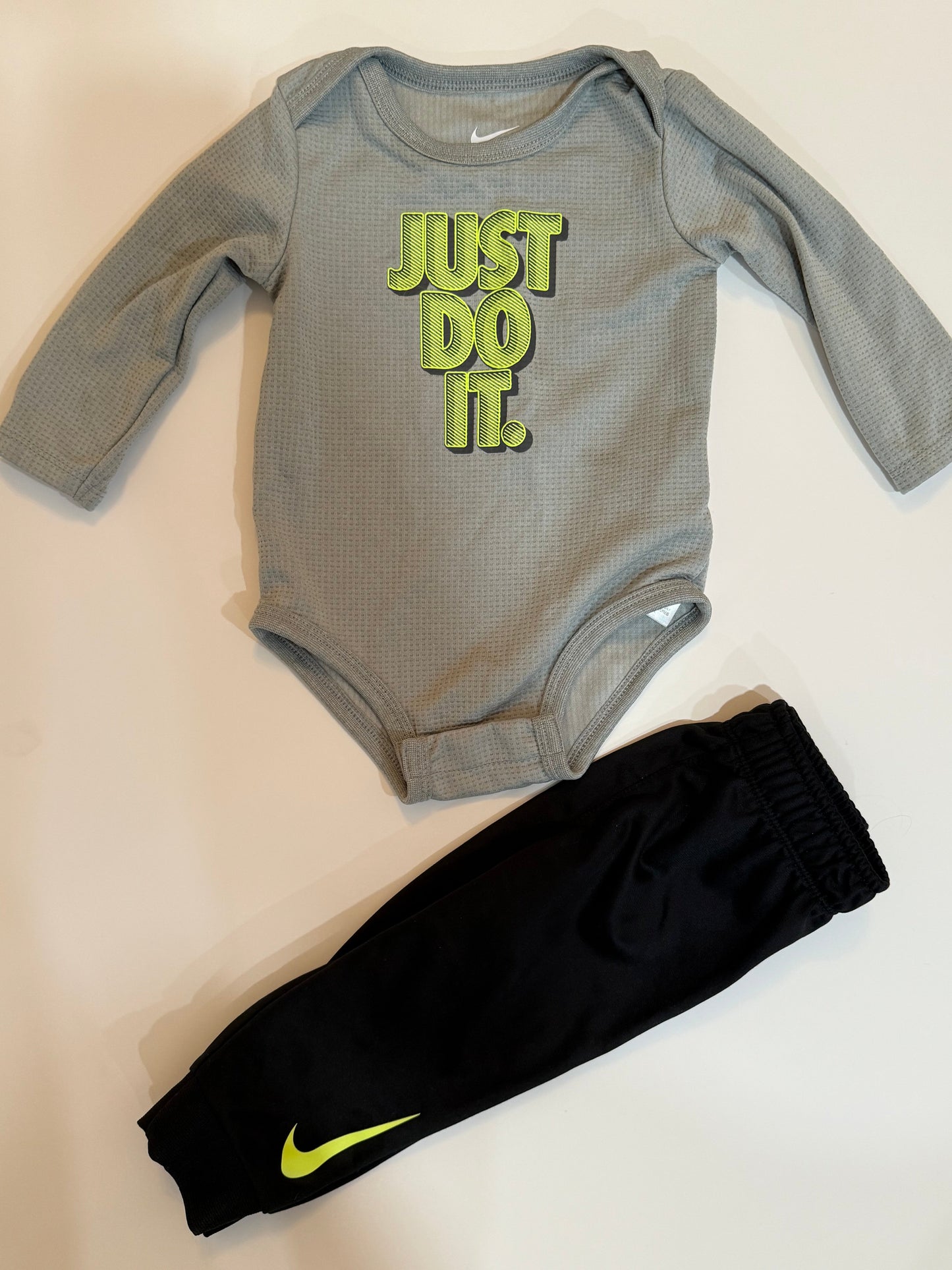 #50 • Boys • Nike • 9 Months • EUC
