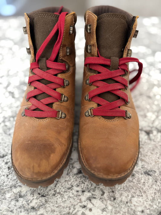 #107 REDUCED Timberland Women’s Hiking Boots 7.5
