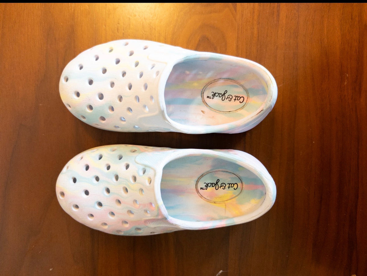 #36 girls cat and jack tie dye water croc like shoes size 6 EUC