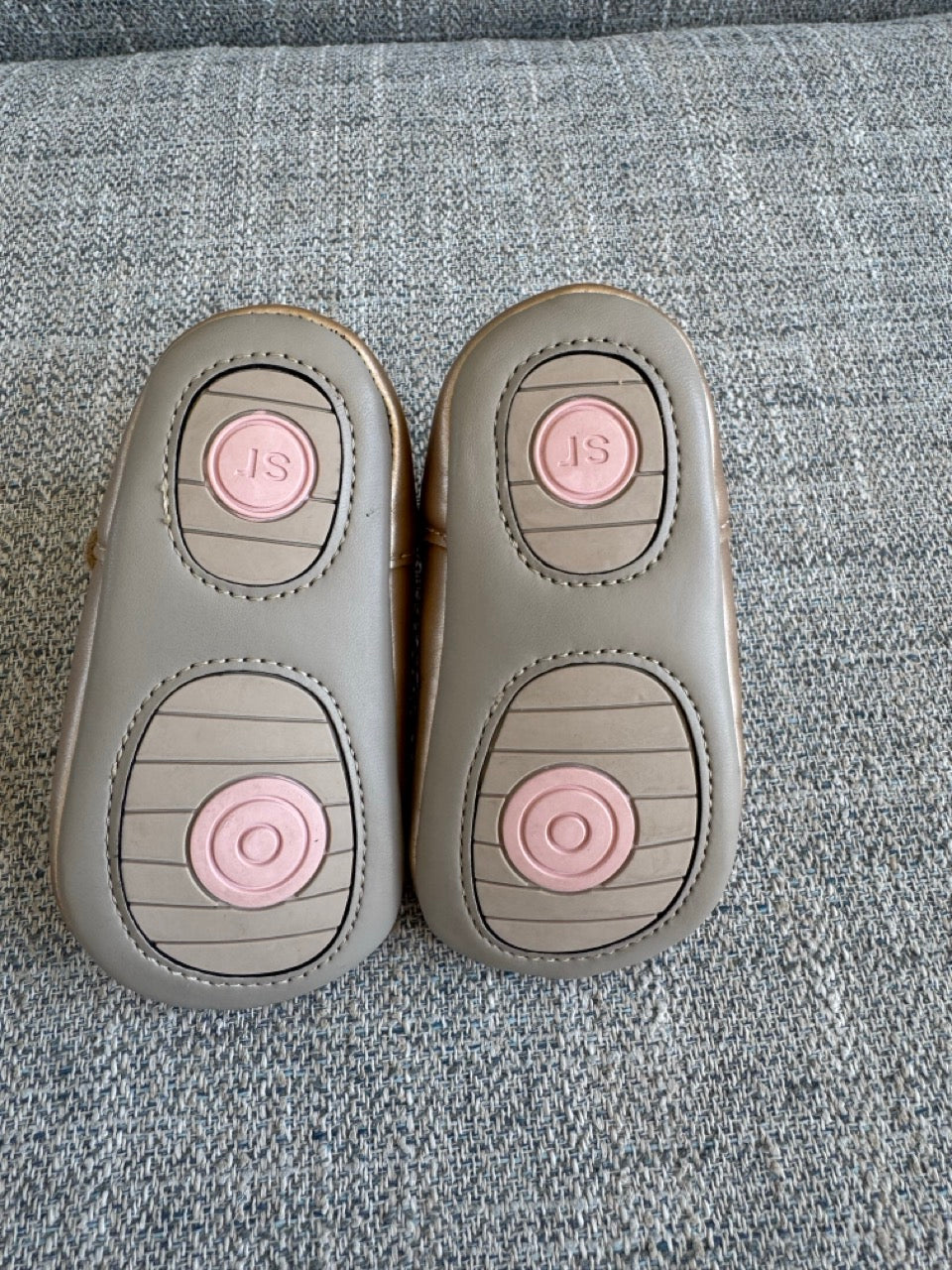 Seller #114 Surprise by Stride Rite Gold Mary Jane shoes girls size M 12-18 months