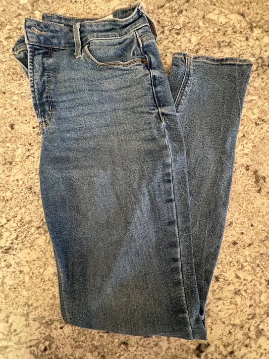 #107 REDUCED American Eagle Next Level Stretch size 6