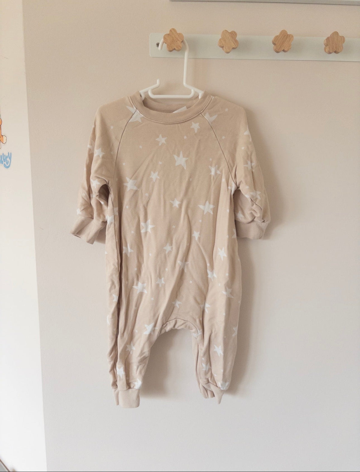 #36-  Beige stars gunamuna EUC (girls 3-6m)
