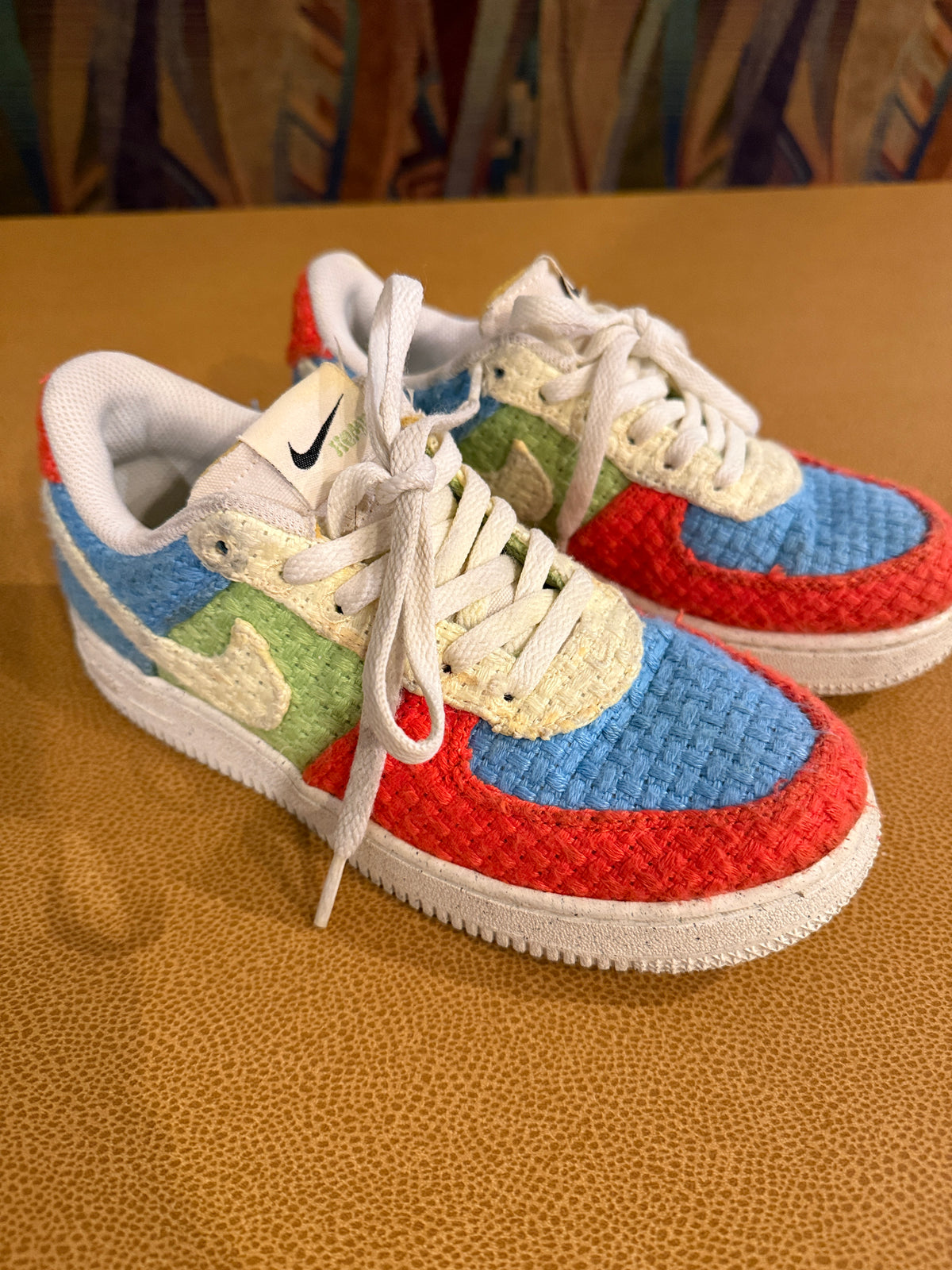 #87 Nike girls size 3 color block woven sneakers GUC