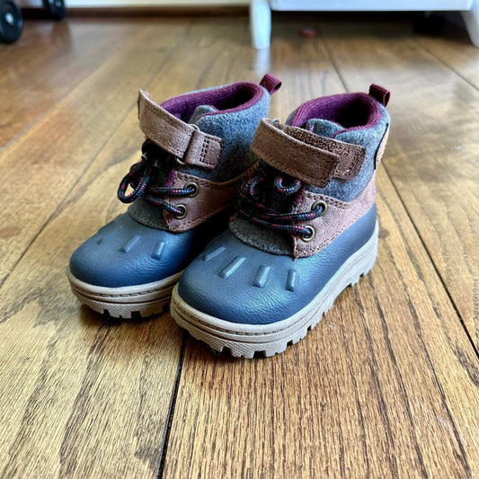 #95 EUC Boys / Gender Neutral Carters Snow Boots, size 5