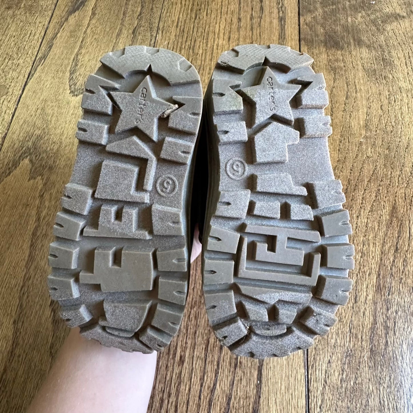 #95 EUC Boys / Gender Neutral Carters Snow Boots, size 5