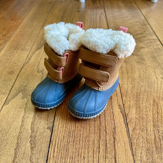 #95 NWOT Girls / Gender Neutral Gap Snow Boots, size 5/6