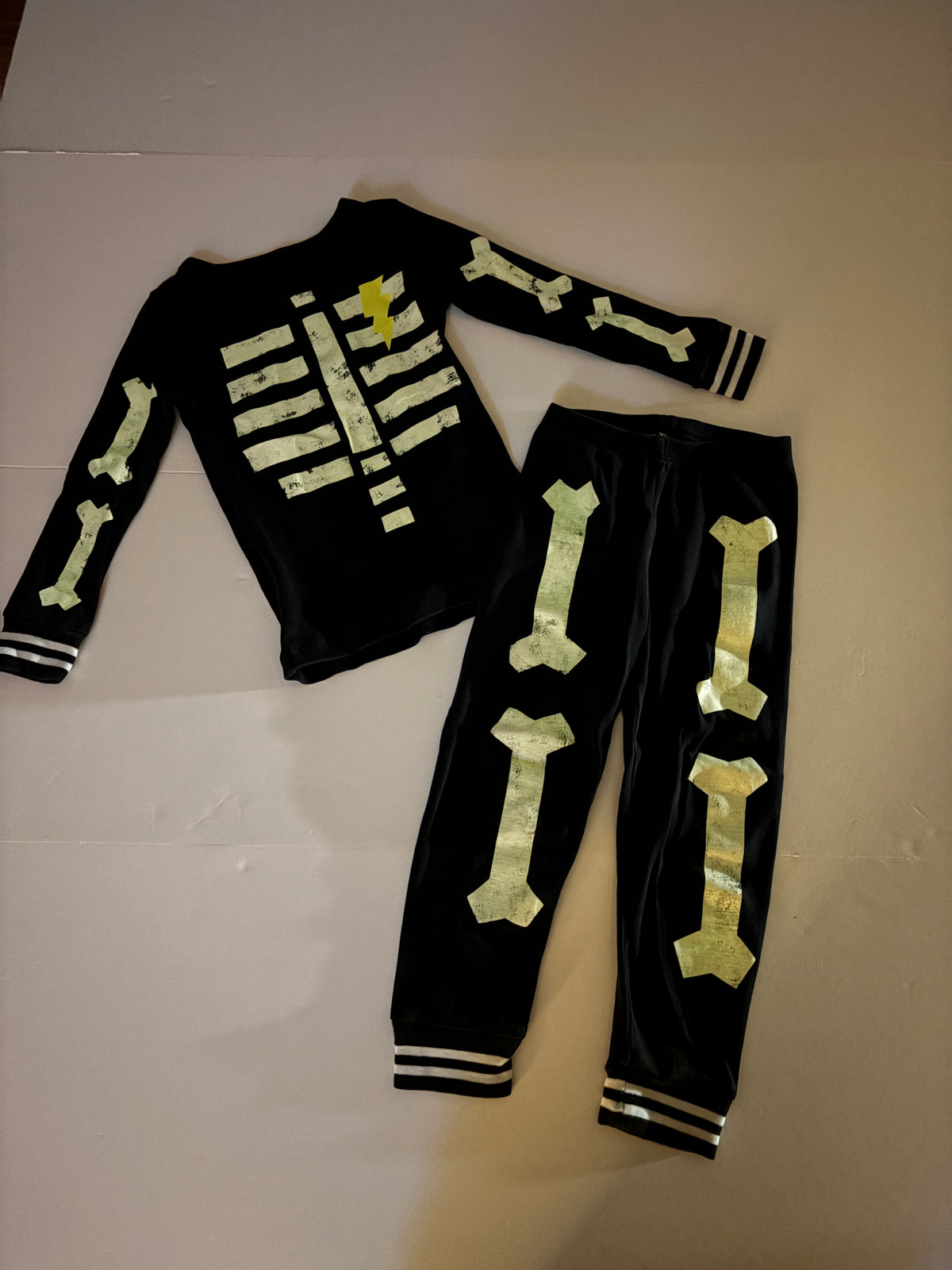 #121 boys/girls 4 Gymboree glow in the dark skeleton pajamas, GUC