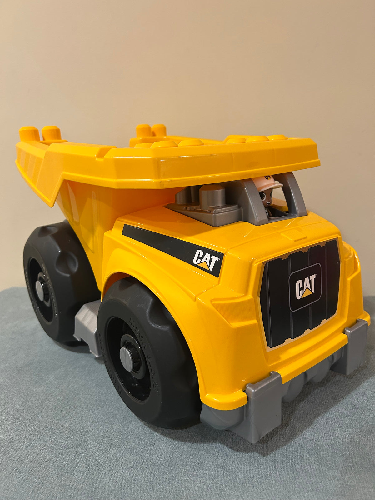 Seller 128 - Mega Blocks Dump Truck includes 25 Blocks