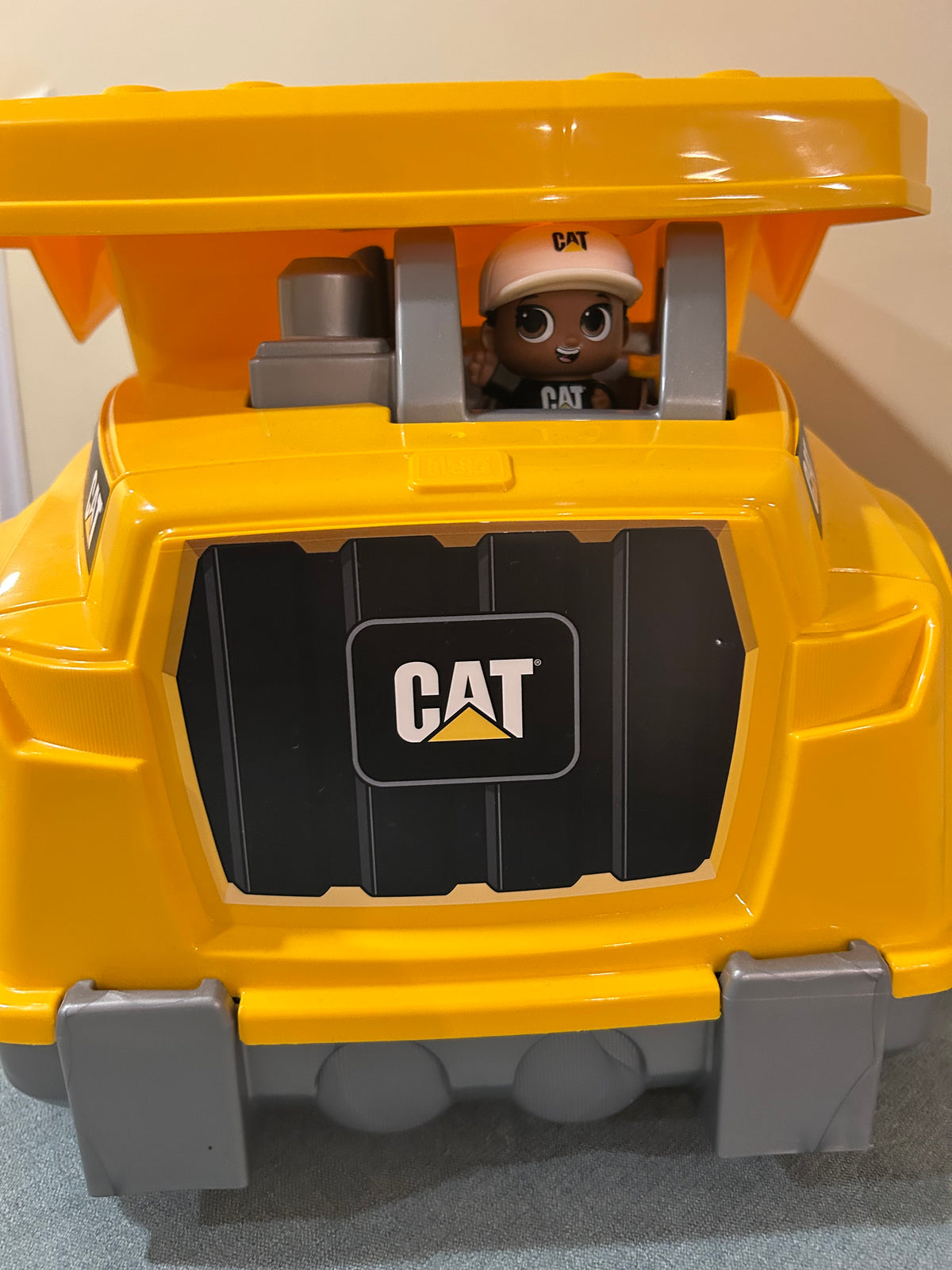 Seller 128 - Mega Blocks Dump Truck includes 25 Blocks