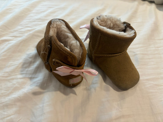 #98B - Size 2/3 - baby girl Uggs