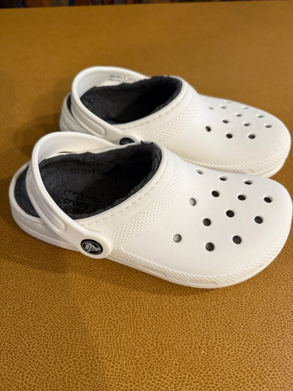 #87 White size J1 fur lined crocs VGUC