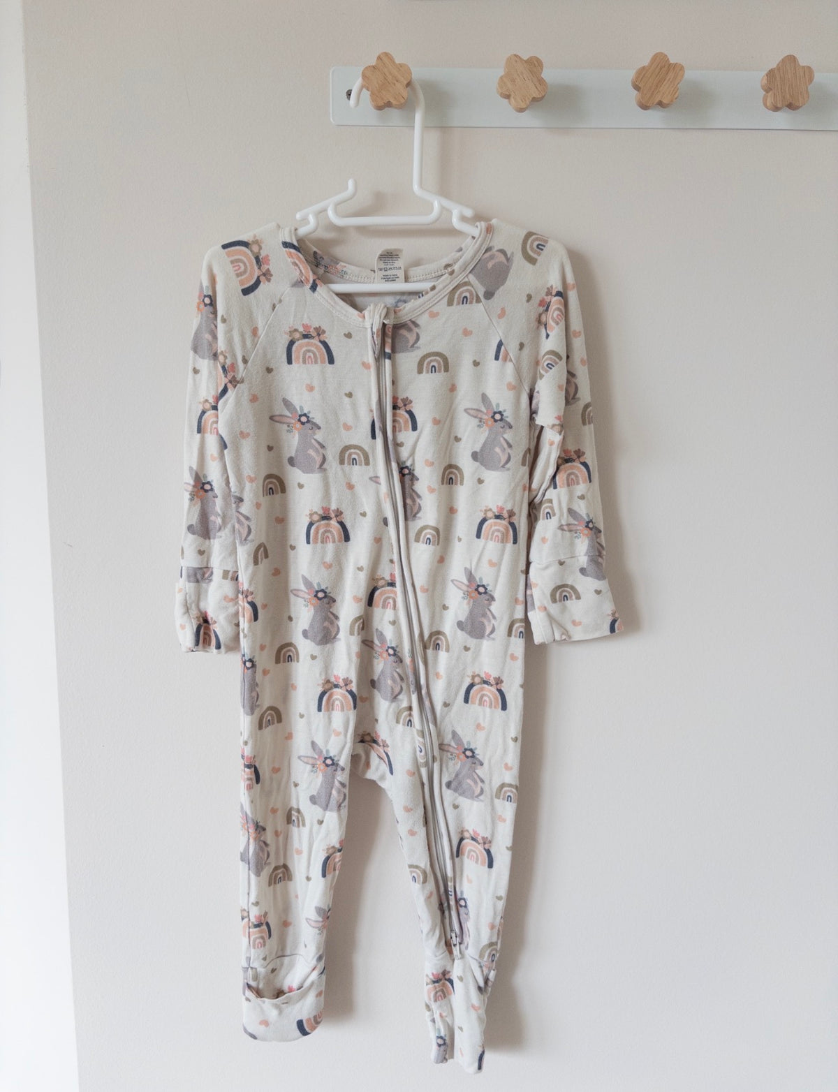 #36 girls lakspur 18-24 month bamboo bunny and rainbow pajamas GUC